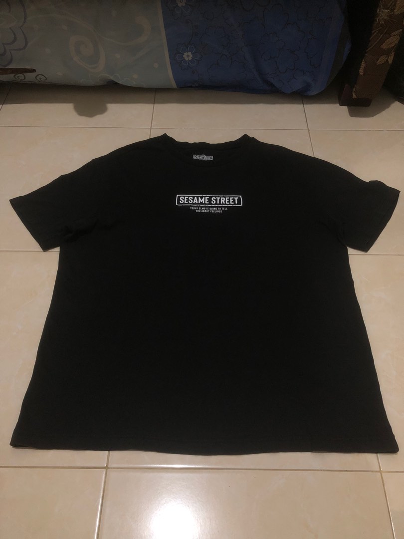 Polham x Sesame Street Kaos hitam polham dengan logo center Sesame ...