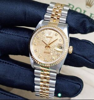 R O L E X 31mm Oyster Perpetual 18K Half Yellow Gold Champagne Arabic Dial Datejust REF: 68273 (9.70 Million Series)
Condition 9/10
Comes with Authentication Certificate and Rolex Box SINGAPORE ONHAND