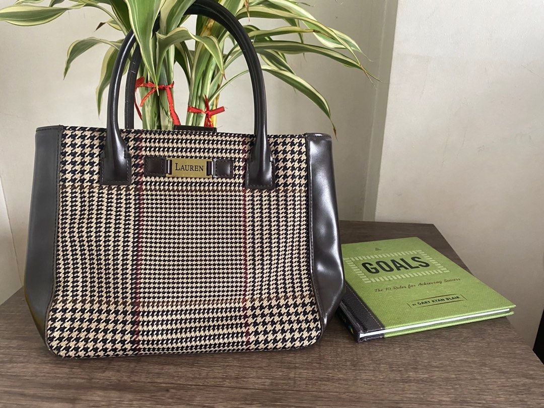 RALPH LAUREN (Category: Luxury Bags & Wallets) located in Makati City. Submitted by ehya_est (Listing ID 1309915940, Image 1). Description: .