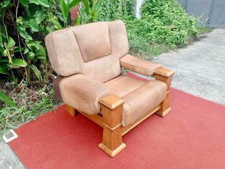 Solid Wood Elegant Single Sofa