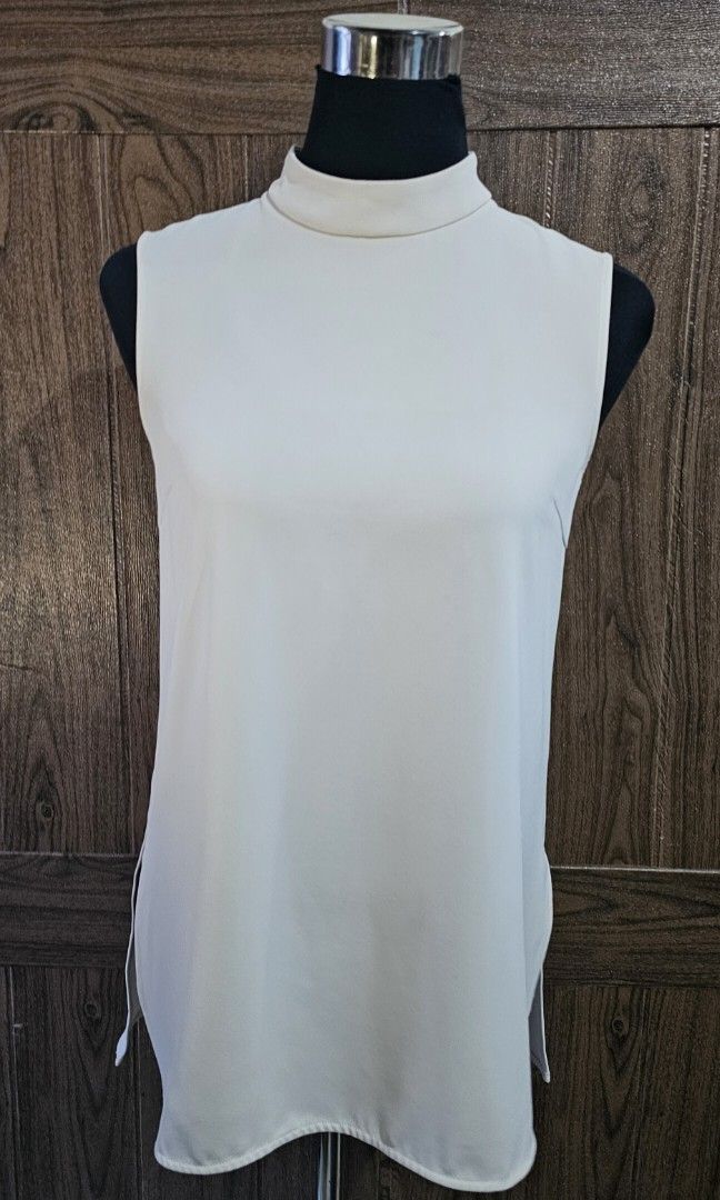 Uniqlo White turtle neck sleeveless blouse (Category: Blouses) located in Quezon City. Submitted by drosen (Listing ID 1309976276, Image 1). Description: fits small to medium.