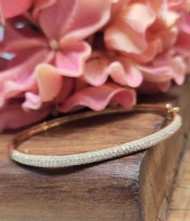 Authentic 14k yellow gold bangle with 1.40ct diamonds