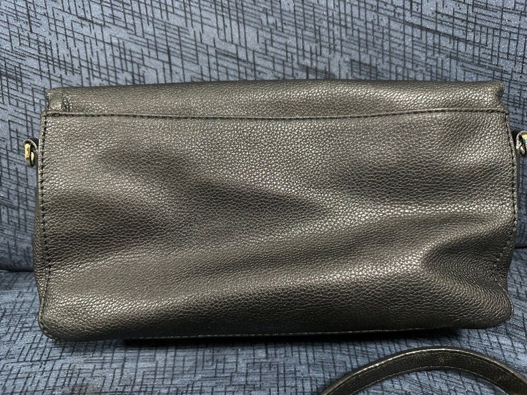 Authentic Tory Burch Marion Foldover (Category: Luxury Bags & Wallets) located in Pasig City. Submitted by pearlovesjohann (Listing ID 1310116976, Image 3). Description: Negotiable In good condition Faws on metal hardwares please see last 2 photos Kissable lips Clean lining With Detachable and adjustable sling.