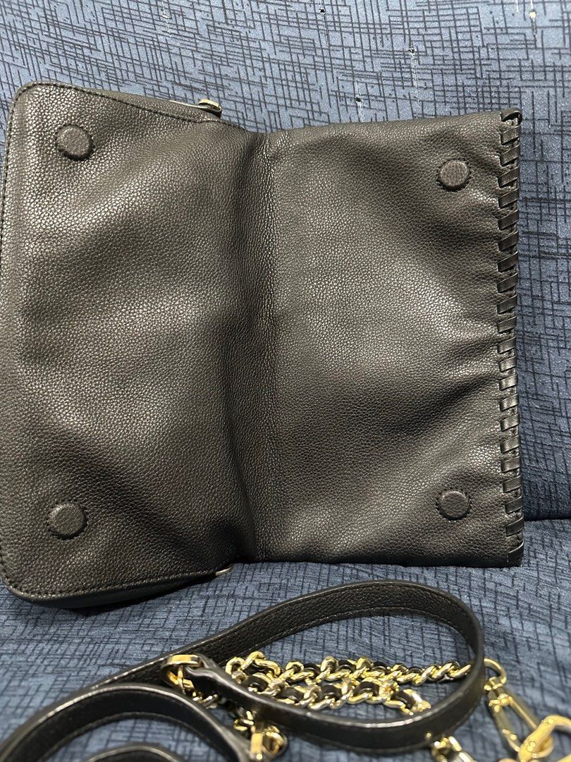 Authentic Tory Burch Marion Foldover (Category: Luxury Bags & Wallets) located in Pasig City. Submitted by pearlovesjohann (Listing ID 1310116976, Image 2). Description: Negotiable In good condition Faws on metal hardwares please see last 2 photos Kissable lips Clean lining With Detachable and adjustable sling.