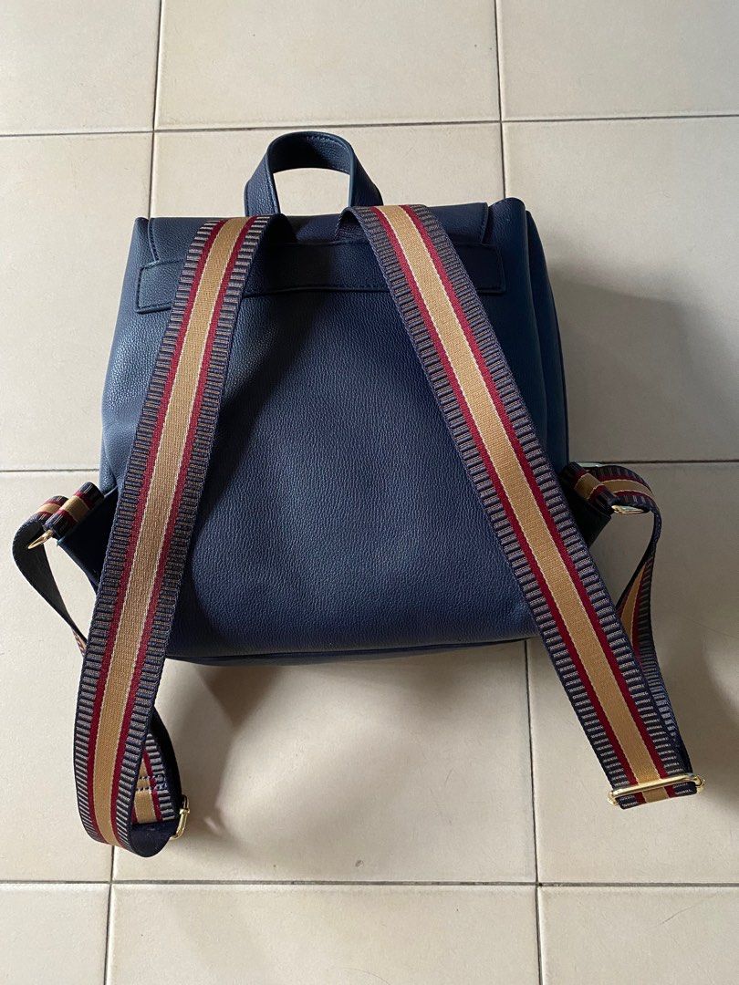 Backpack (Category: Backpacks) located in Singapore. Submitted by gratitude2022 (Listing ID 1310084761, Image 3). Description: Condition - 8.5/10 Dark Blue Dimension estimate 25cm length 25cm height 12cm depth.