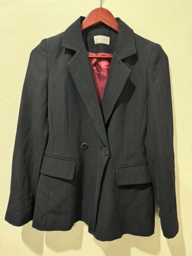 Blazer Suit for office - Women (Category: Coats, Jackets and Outerwear) located in Manila. Submitted by levinc (Listing ID 1310146183, Image 1). Description: -Brand new -Tagged as ‘L’ but i think it fits small-medium more. (Korea sizing) .