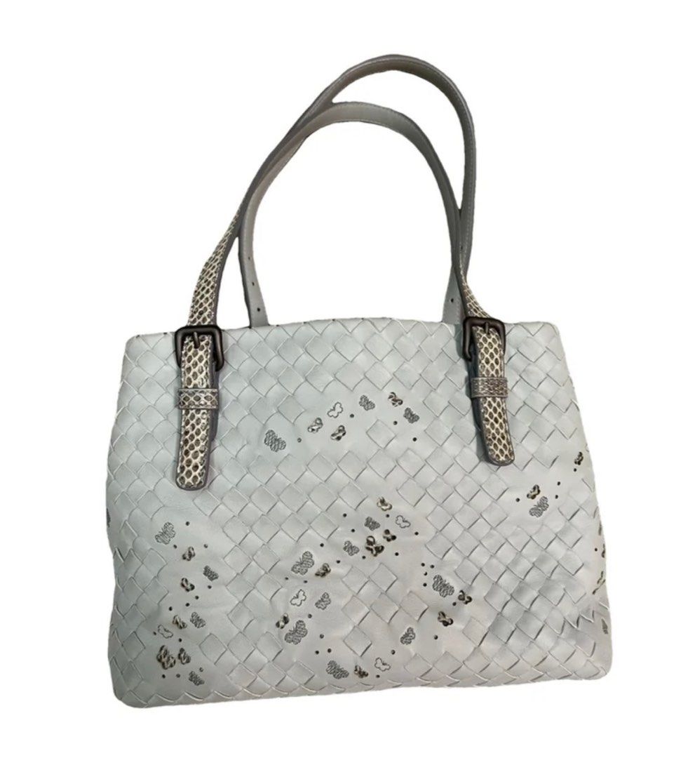 Bottega Veneta Cabat leather handbag （分類：手袋及銀包）位於 Hong Kong。 由 yaufai 提交（商品編號 1310139571，圖片 1）。簡介： Blue Leather With Python straps With dust bag Width 26.5cm Height 20cm Depth 13cm。