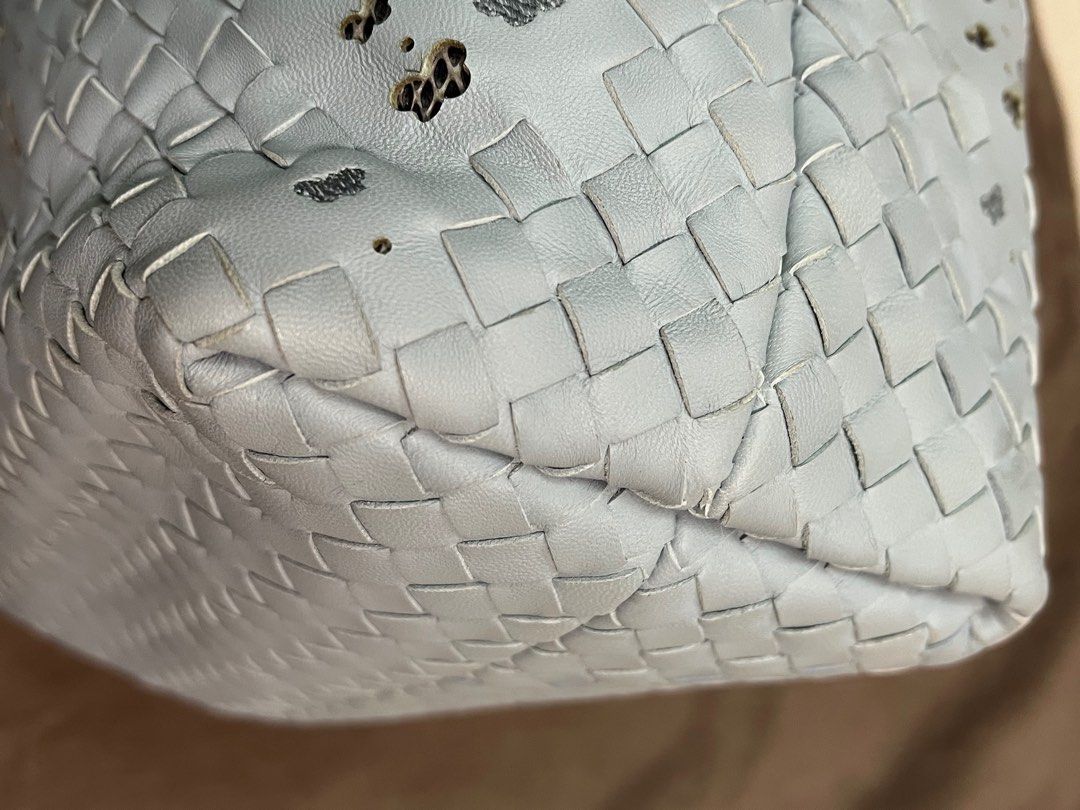 Bottega Veneta Cabat leather handbag （分類：手袋及銀包）位於 Hong Kong。 由 yaufai 提交（商品編號 1310139571，圖片 2）。簡介： Blue Leather With Python straps With dust bag Width 26.5cm Height 20cm Depth 13cm。
