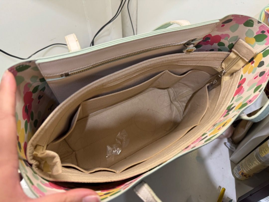 Cath Kidston used bag (Tote bag) (Category: Luxury Bags & Wallets) located in Manila. Submitted by levinc (Listing ID 1310165080, Image 3). Description: Well used but still functional With free organizer inside.