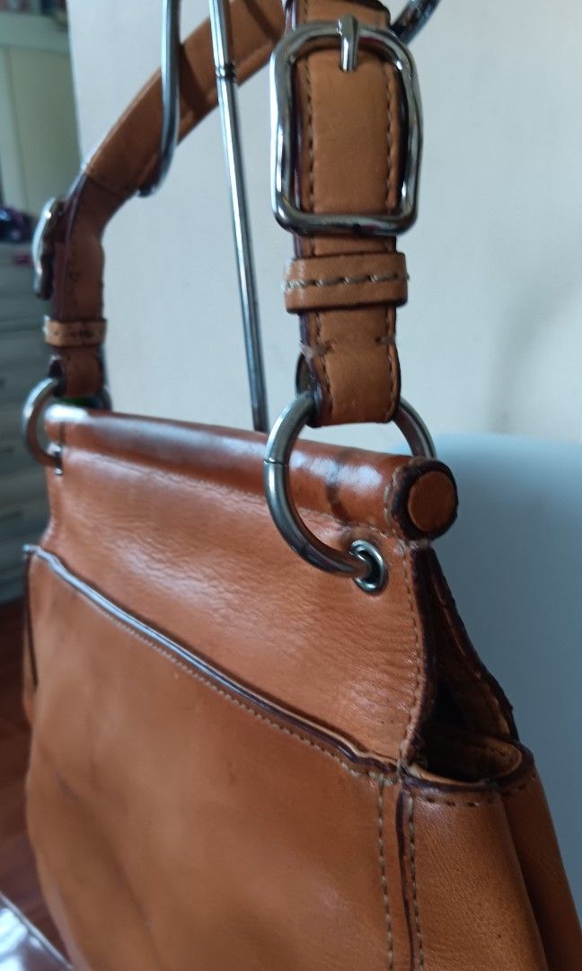 Coach Willis Limited edition bag (Category: Luxury Bags & Wallets) located in Caloocan City. Submitted by sassy1013 (Listing ID 1310116165, Image 2). Description: as is / as posted with light leather watermarks in the body. normal leather sign of use. with strap details as posted.