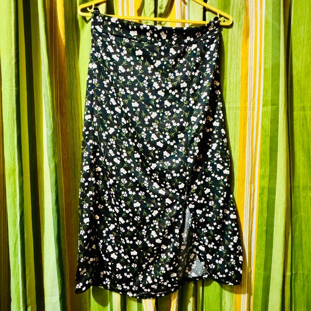 FLORAL SLIT MIDI SKIRT (Category: Skirts) located in Cainta. Submitted by ding.store (Listing ID 1310154370, Image 2). Description: Brand new Hindi nagamit Free Size Fits Medium to Large Fabric: Smocking Knit Fabric MEASUREMENTS Length: 27” - 28” Waist: 24” Hips: up to 40” .