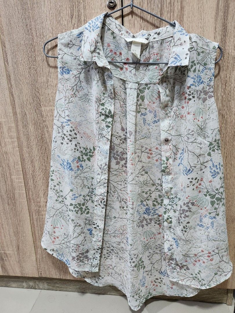HM Floral sleeveless (Category: Sleeveless) located in Paranaque City. Submitted by pseumaidc (Listing ID 1310210337, Image 1). Description: .