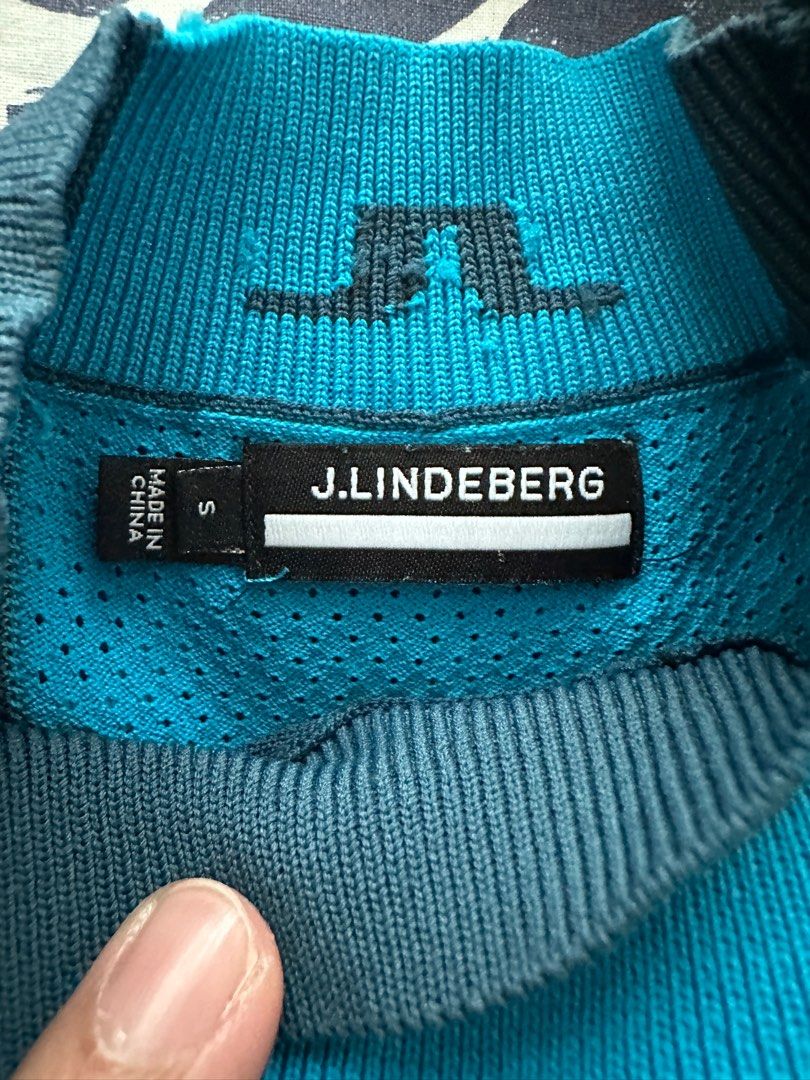 J. Lindeberg Sweater (Category: Activewear) located in Makati City. Submitted by davedeesdee (Listing ID 1310209043, Image 2). Description: Size Small.