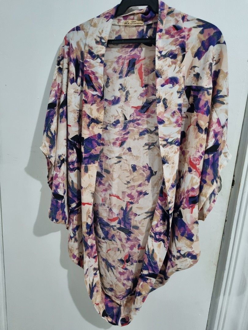 La Tercera Robe Top (Category: Blouses) located in Paranaque City. Submitted by declutter_alex (Listing ID 1310185533, Image 2). Description: Bat Wing Long back robe top Super classy.