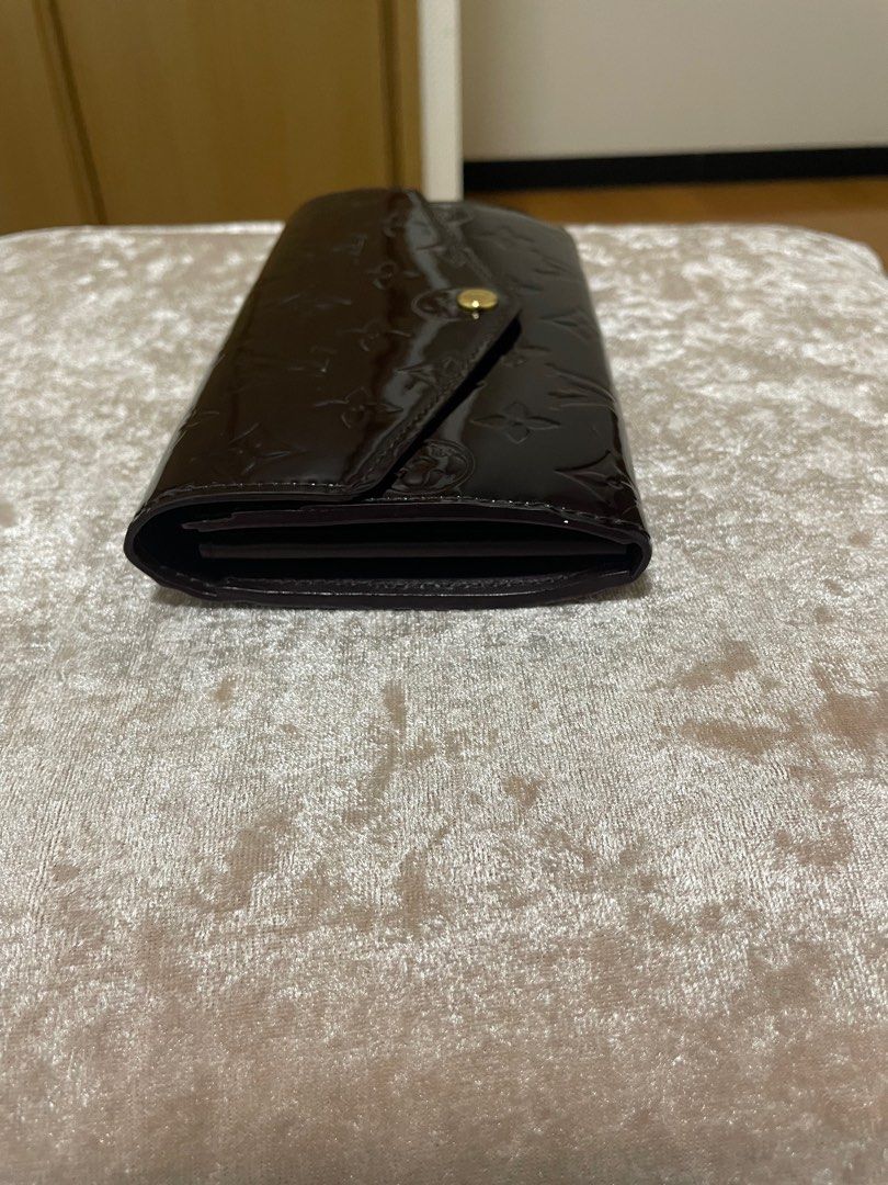 Authentic LV Long wallet vernice (Category: Luxury Bags & Wallets) located in Cabuyao City. Submitted by wakahatana (Listing ID 1310183238, Image 2). Description: Vintage. Ndi na visible nag date code. Lightly used. Kng personal use lang mahahapy kana. Better in actual. Malinis at makinis. No smell. Shiny metal hardware. Wlang punit. Iphone 12pro or big phone can fit in .