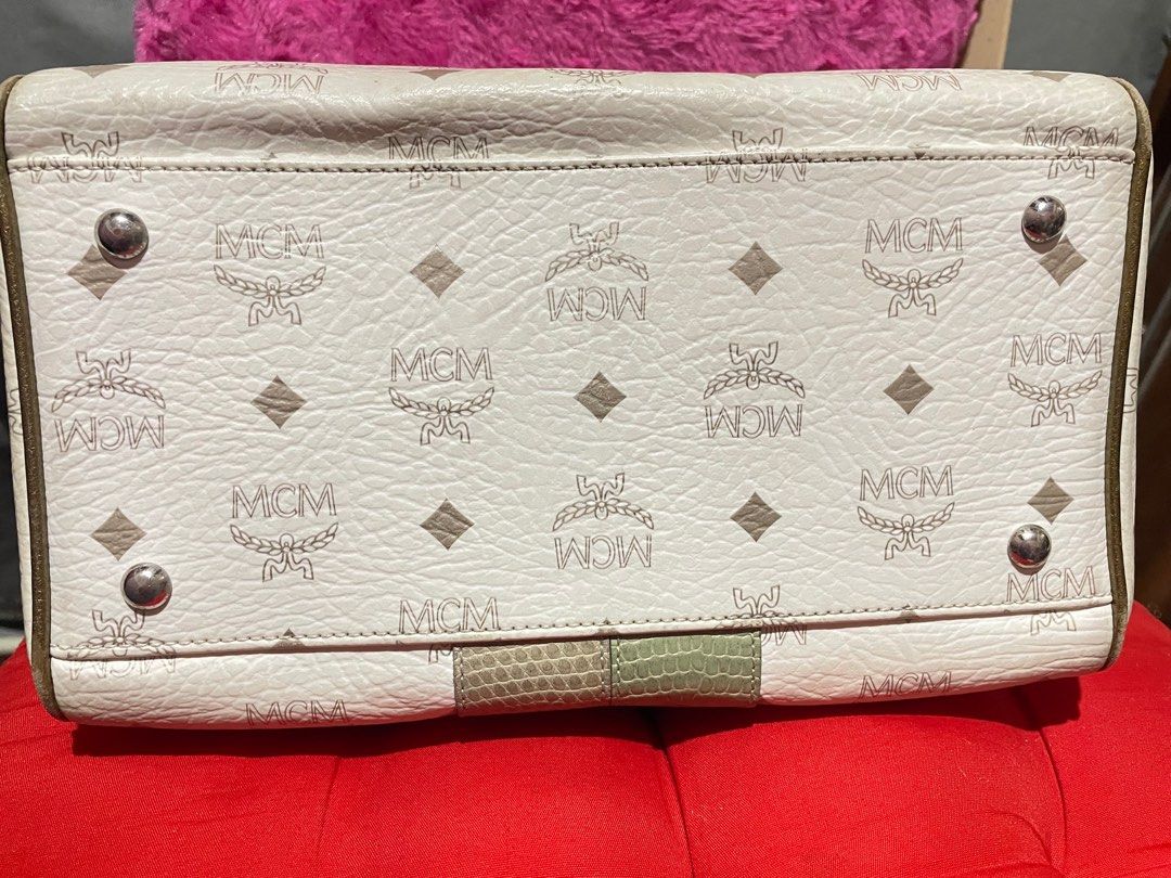 MCM (Category: Luxury Bags & Wallets) located in Pasay City. Submitted by hearty12 (Listing ID 1310251718, Image 3). Description: MCM doctors bag Lion series Minimal rubs and some dirt discoloration sa may gilid With rubs in the handle With white tag Lenght-10 inches Height-8 inches.