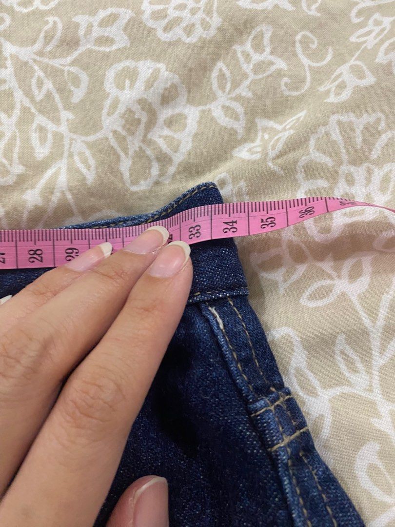Uniqlo maong skirt (Category: Skirts) located in Pasig City. Submitted by declutter890 (Listing ID 1310238922, Image 3). Description: Bought from a thrift store in HK. Small hole at the back..