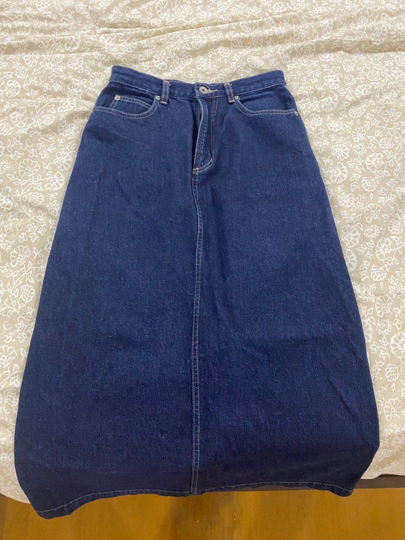 Uniqlo maong skirt (Category: Skirts) located in Pasig City. Submitted by declutter890 (Listing ID 1310238922, Image 1). Description: Bought from a thrift store in HK. Small hole at the back..