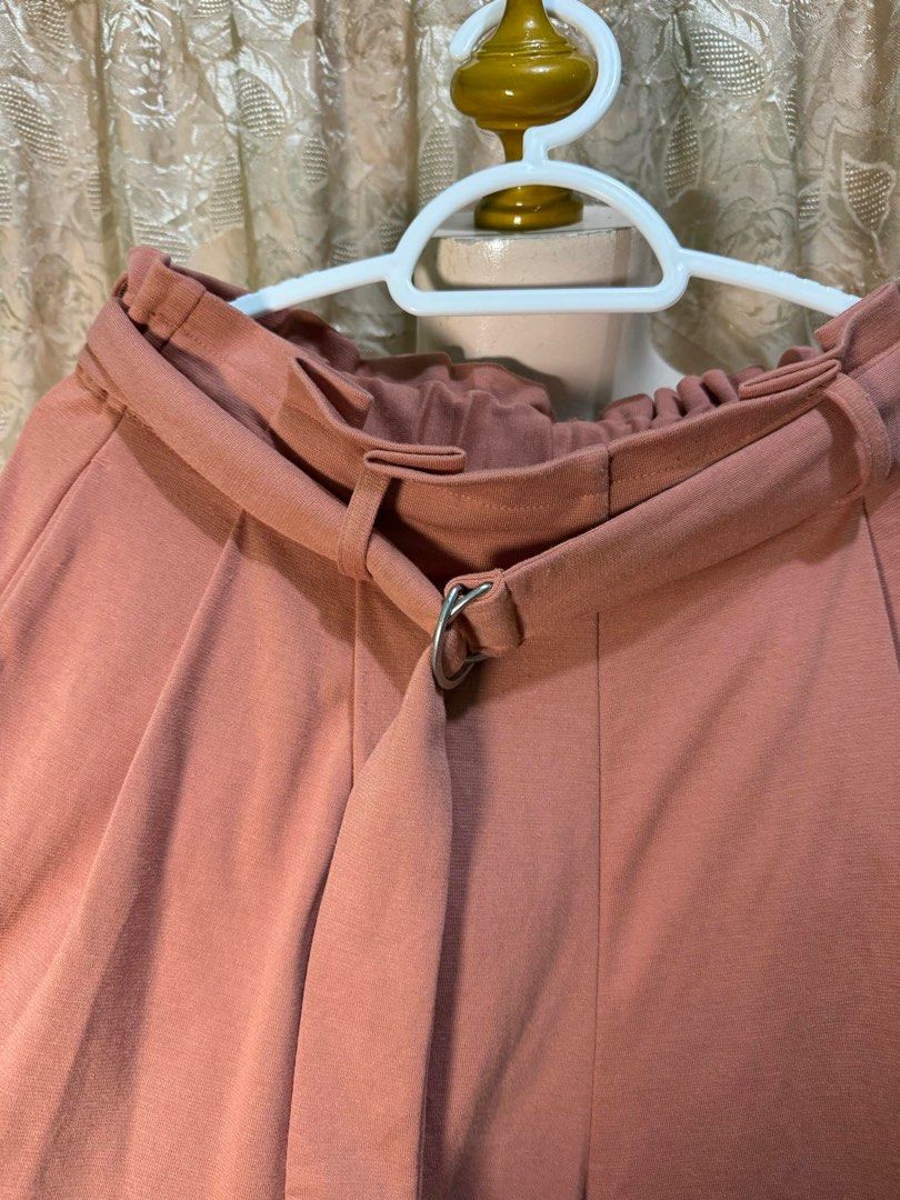 Uniqlo wideleg cropped pants (Category: Other Bottoms) located in Bayombong. Submitted by akmayo (Listing ID 1310229252, Image 2). Description: .