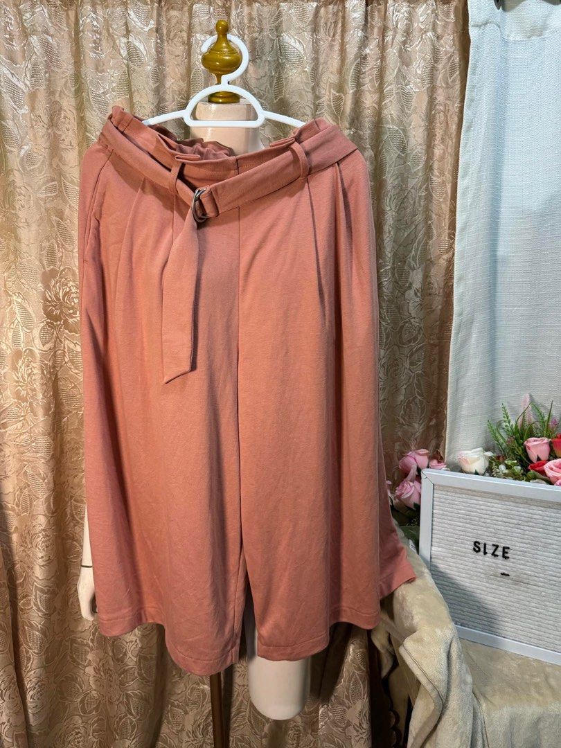 Uniqlo wideleg cropped pants (Category: Other Bottoms) located in Bayombong. Submitted by akmayo (Listing ID 1310229252, Image 1). Description: .