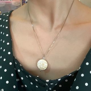 white round pendant necklace
