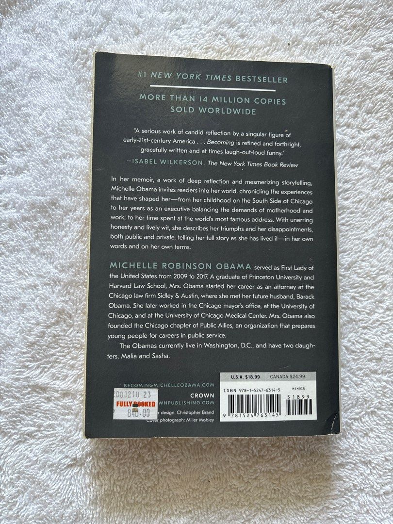 Book: Becoming by Michelle Obama (Category: Storybooks) located in Santo Domingo. Submitted by annamariesells (Listing ID 1310273173, Image 3). Description: .