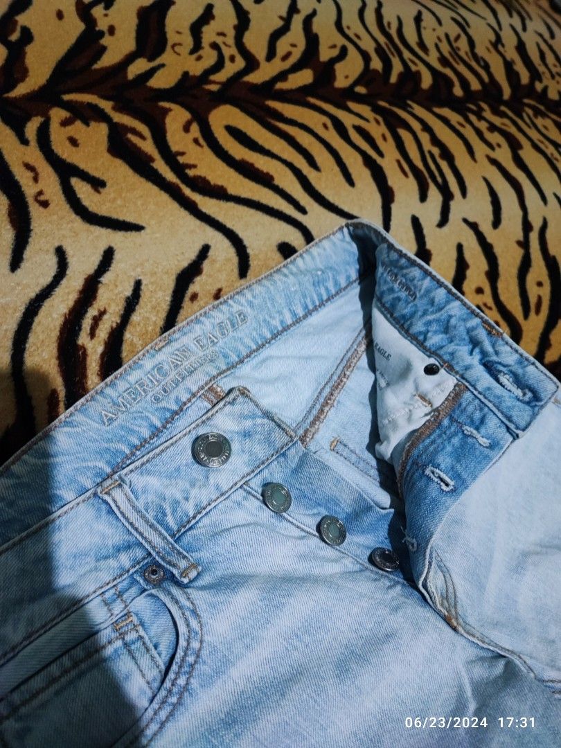 Boyfriend jeans (Category: Jeans) located in Caloocan City. Submitted by bluschlez (Listing ID 1310357994, Image 2). Description: Used 2x store bought (=> 3k) Ripped midwaist straight cut acid washed jeans size US 2/EU 34/ CN155/64A Pero maluwag sya for xs.