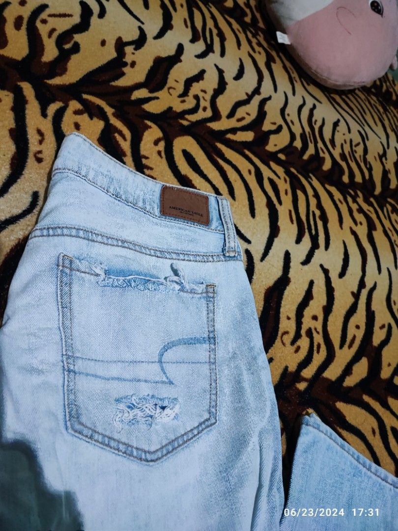 Boyfriend jeans (Category: Jeans) located in Caloocan City. Submitted by bluschlez (Listing ID 1310357994, Image 1). Description: Used 2x store bought (=> 3k) Ripped midwaist straight cut acid washed jeans size US 2/EU 34/ CN155/64A Pero maluwag sya for xs.