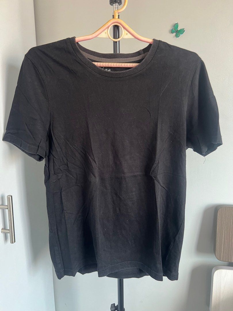 Branded Shirts for Men (Category: Shirts) located in Quezon City. Submitted by ronsatch (Listing ID 1310381235, Image 3). Description: Color may vary due to lighting These are preloved items not thrifted Osaka Black ( a bit flaking in print) Size XS - Small Price - 400 Armani Exchange Black Size Small Price - 500 Giordano Tee Gray Size Small Price 300 Giordano Tee Black Size Small Price - 300 Monster Guardians White Rashguard Size Small Price - 5