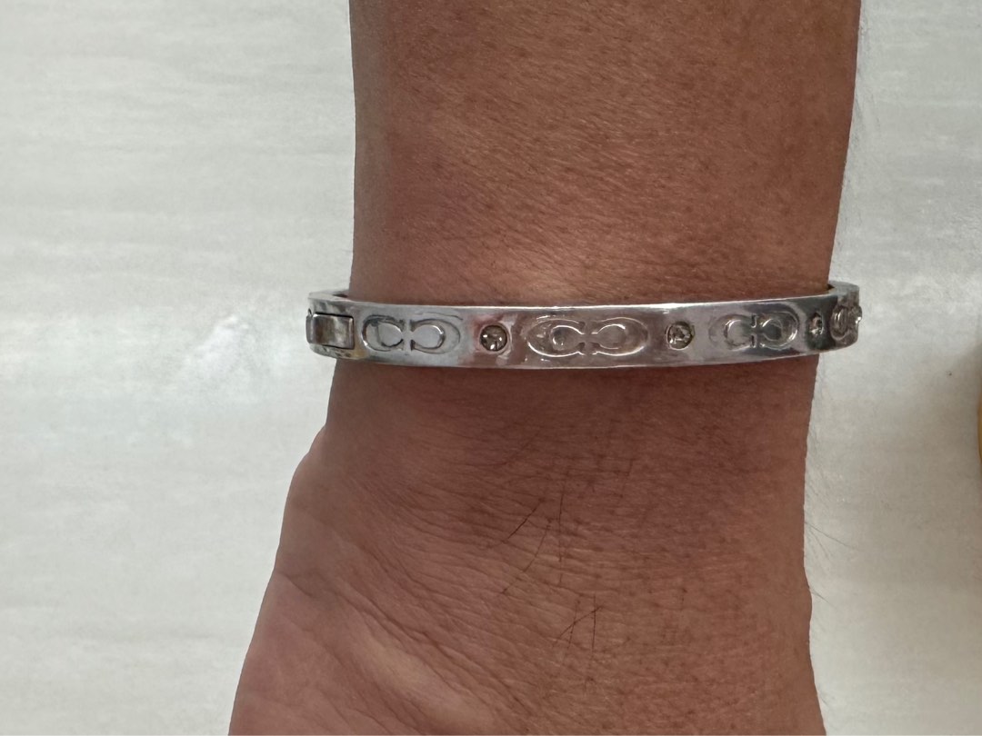 Coach kissing c hinged bangle hot sale