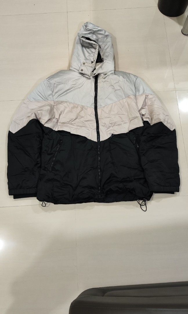 Down Jacket (Category: Coats, Jackets and Outerwear) located in Singapore. Submitted by smartbuy79 (Listing ID 1310334594, Image 1). Description: Not for fussy. Wore for Japan winter trip. Brought from Winter Time..
