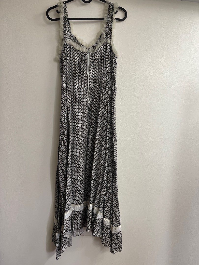 Floral Dress (Category: Dresses) located in Paranaque City. Submitted by stphraynes (Listing ID 1310291989, Image 3). Description: Floral Dress with mesh accents - Size: medium - pre loved.