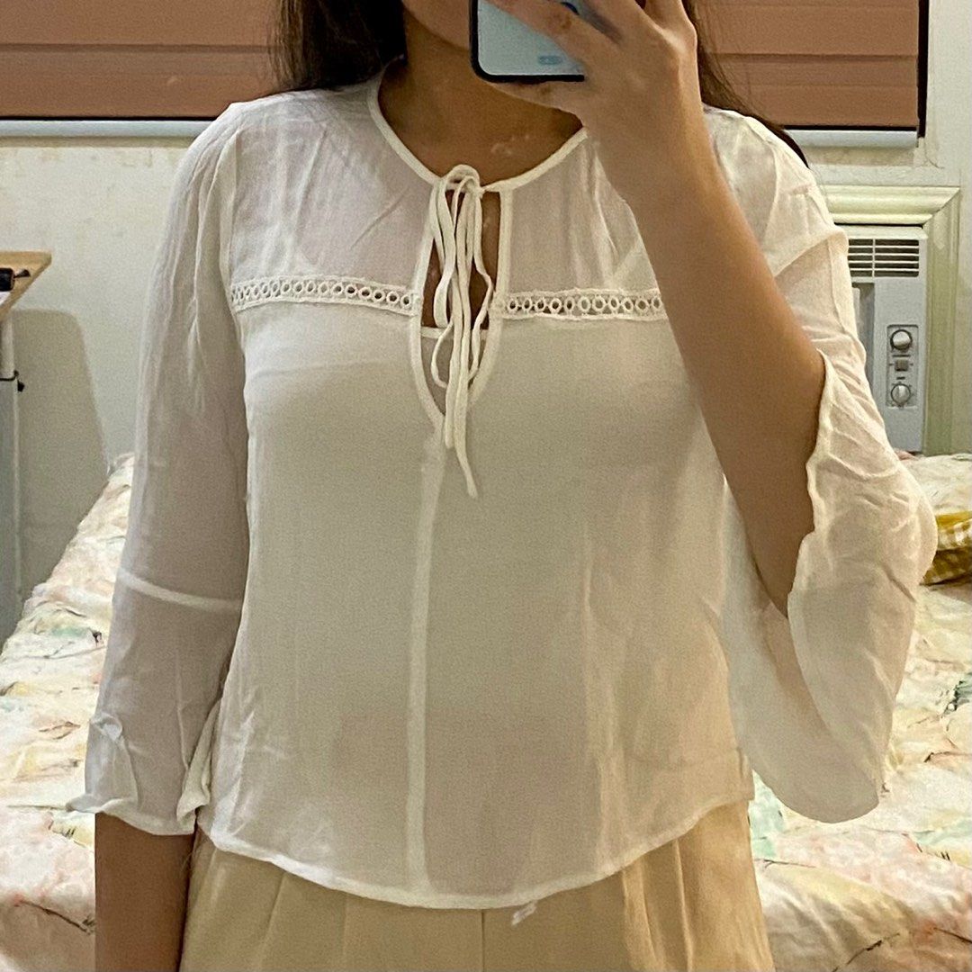 Forever 21 White Top (inner not included) (Category: Blouses) located in Roxas City. Submitted by jade.ring (Listing ID 1310281635, Image 2). Description: - mod: j&t from roxas city, capiz, visayas - fits s/m - bell sleeves - front part (with the strings) is adjustable - inner not included - FIXED PRICE.