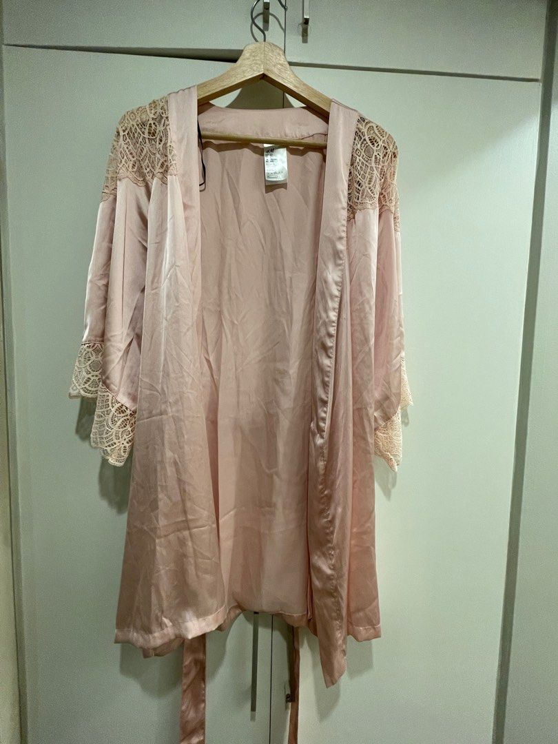 H&M bridal robe (Category: Undergarments & Loungewear) located in Taguig. Submitted by kayepeeee (Listing ID 1310415432, Image 2). Description: Gift during my bachelorette but I don’t wear pink .