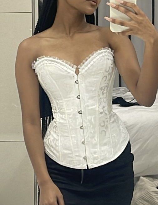 Corset Top: Atasan Korset Untuk Gaya Edgy Dan Percaya Diri
