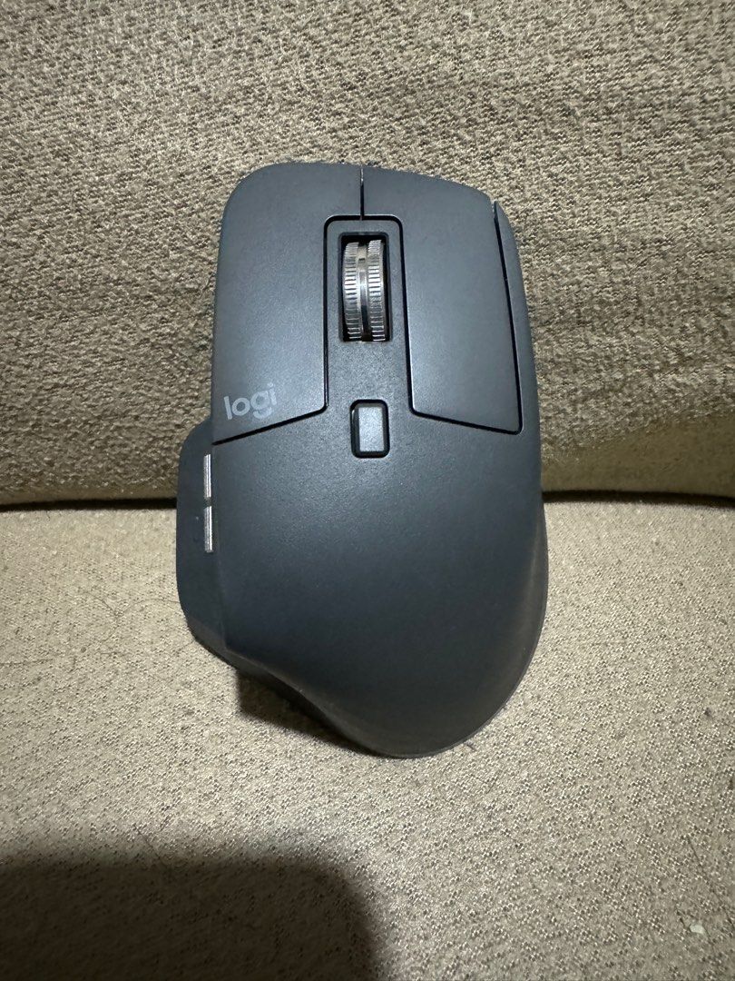 Logitech MX Master 3 (Category: Mouse & Mousepads) located in Mandaluyong City. Submitted by richardr2000 (Listing ID 1310353384, Image 1). Description: Black. Good as new. With free case. .