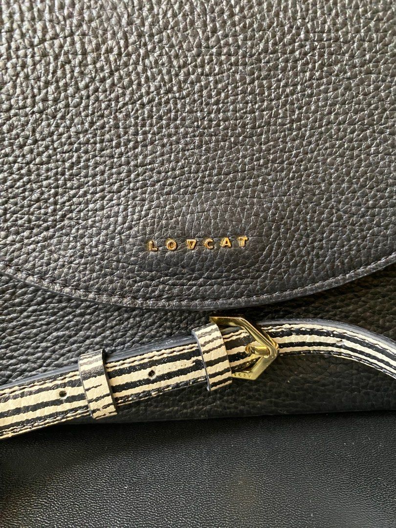 Lovcat 2-way - super sale (Category: Luxury Bags & Wallets) located in Samal. Submitted by lou11221980 (Listing ID 1310287595, Image 2). Description: May discoloration sa top handle. Nag-yellowing .