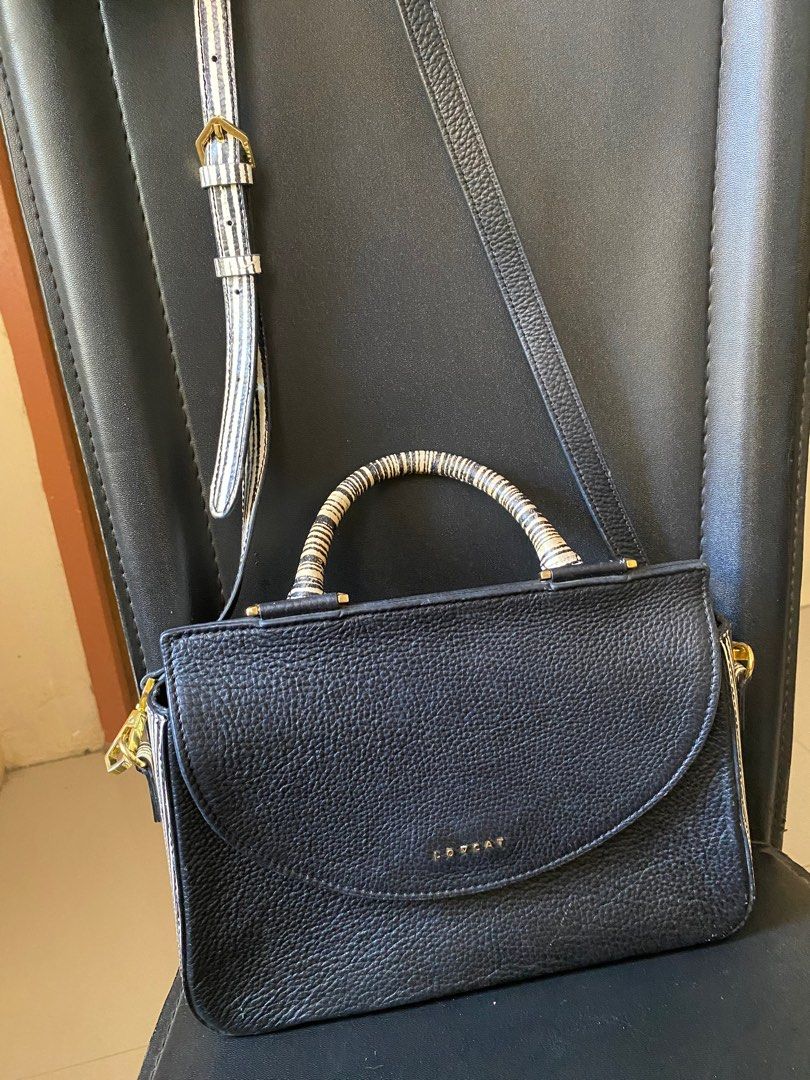 Lovcat 2-way - super sale (Category: Luxury Bags & Wallets) located in Samal. Submitted by lou11221980 (Listing ID 1310287595, Image 3). Description: May discoloration sa top handle. Nag-yellowing .
