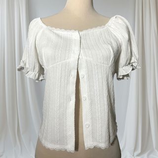 LOVITO COMFY SOFT COQUETTE COTTAGECORE CASUAL PLAIN BUTTON FRONT LACE PUFF SLEEVES SWEETHEART NECKLINE BLOUSE