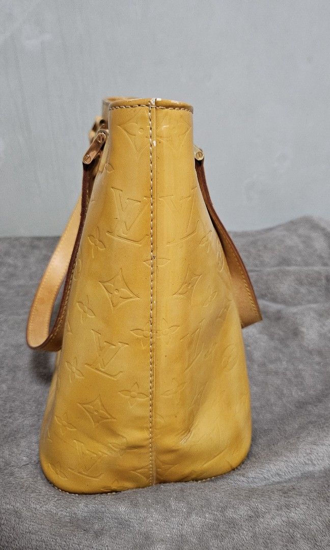 LV Vernis Houston (Category: Luxury Bags & Wallets) located in Paranaque City. Submitted by missfranco (Listing ID 1310376373, Image 2). Description: Selling low due to discoloration, signs of wear, and other flaws as pictured. More photos can be requested..