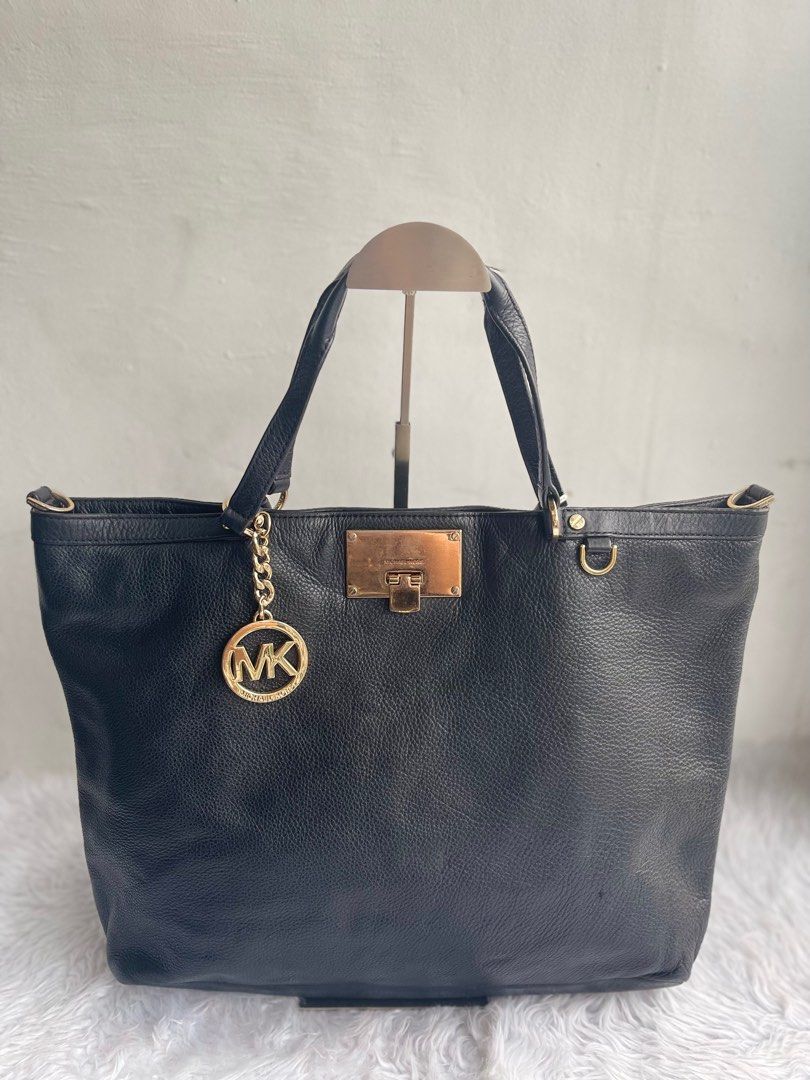 Michael kors channing carry all large bag (Category: Luxury Bags & Wallets) located in Quezon City. Submitted by 1Jippy (Listing ID 1310357677, Image 1). Description: .