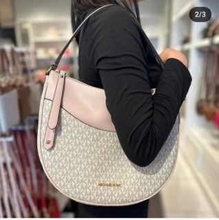 (Category: ) located in . Submitted by maiyasluxurybagshoppe (Listing ID 1310399908, Image 1). Description: .