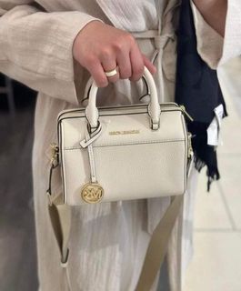 (Category: ) located in . Submitted by maiyasluxurybagshoppe (Listing ID 1310403361, Image 1). Description: .