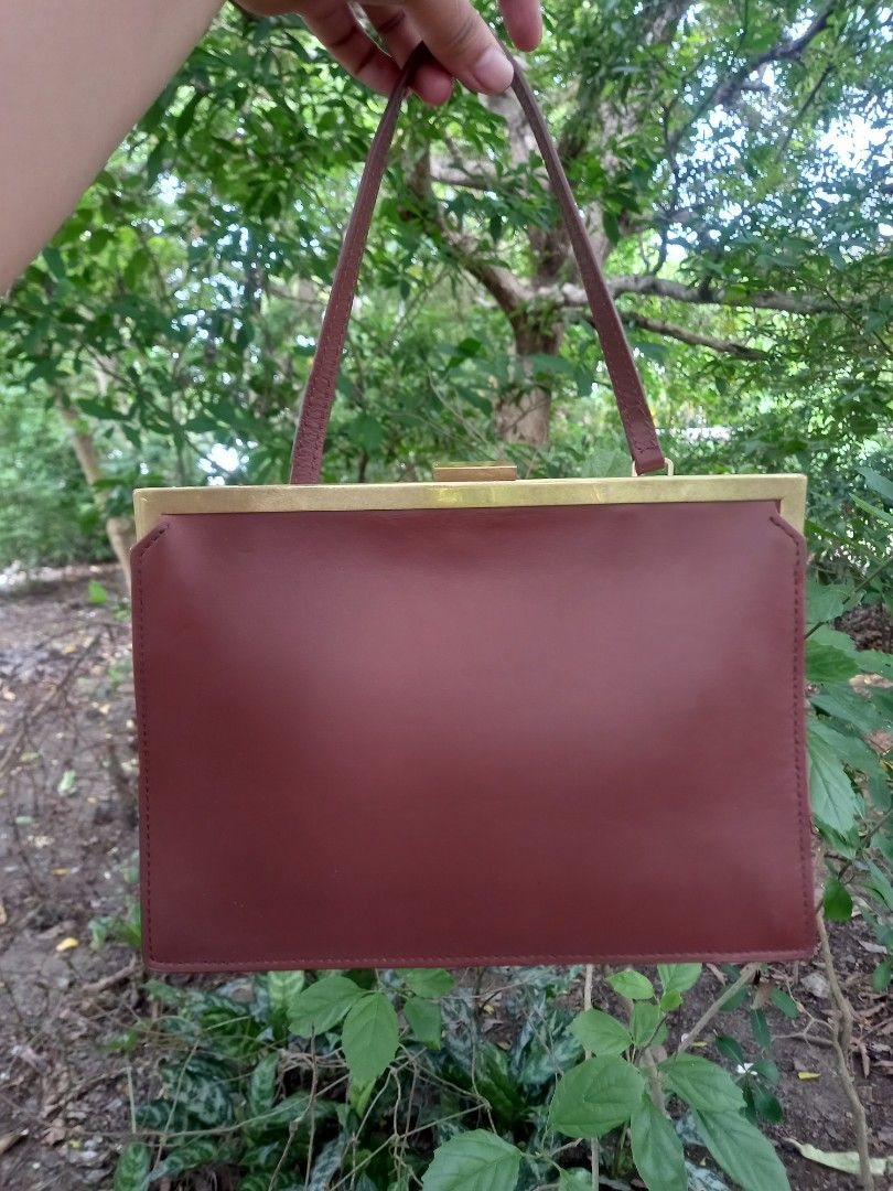 Oroton hand bag (Category: Luxury Bags & Wallets) located in Piat. Submitted by preloved_japan_items (Listing ID 1310272221, Image 3). Description: oroton handbag maroon color like new soft leather mahal sa online.