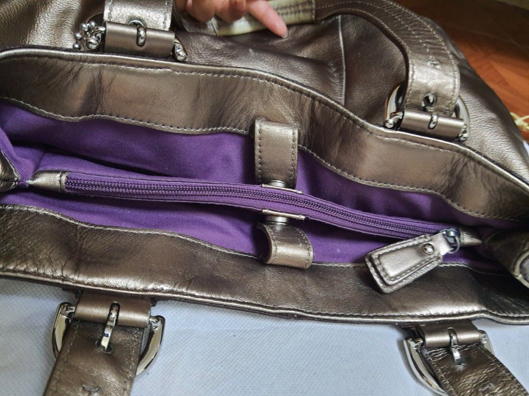 Preloved Coach bag from canada (Category: Luxury Bags & Wallets) located in Dagupan City. Submitted by authentic_finds_by_hm (Listing ID 1310394103, Image 3). Description: Preloved bag from canada.