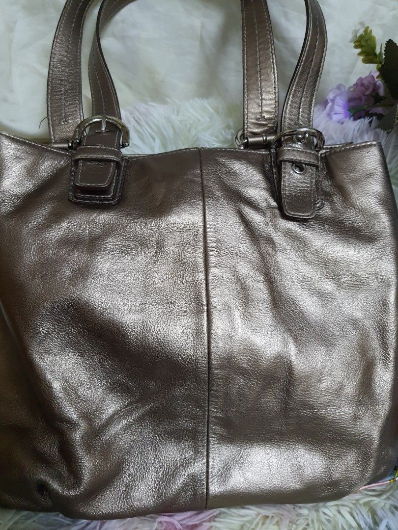 Preloved Coach bag from canada (Category: Luxury Bags & Wallets) located in Dagupan City. Submitted by authentic_finds_by_hm (Listing ID 1310394103, Image 2). Description: Preloved bag from canada.