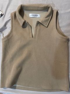 Straightforward brown sleeveless collared top