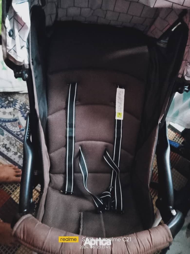 Stroller (Category: Strollers) located in Johor Bahru. Submitted by Luna_Qaiser (Listing ID 1310307174, Image 3). Description: Colour : Brown colour Meet up : Jb area Condition : 9/10.