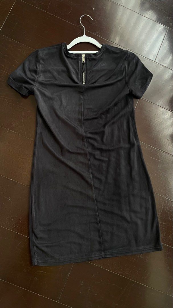 Zara Velvet Dress (M) (Category: Dresses) located in Mandaluyong City. Submitted by _buymystuff_ (Listing ID 1310287932, Image 3). Description: Loved this dress! Letting go cos doesn’t fit me anymore :( Fits S-M. Also have it in Pink and Red..