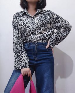 2 FOR 500 - BLACK WHITE AND GRAY ANIMAL PRINT BUTTON DOWN OFFICE BLOUSE WITH COLLAR Xl	042404